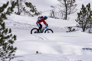 motociclista de neve nas montanhas Dolomitas foto
