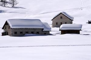 cabana de madeira no fundo da neve do inverno foto