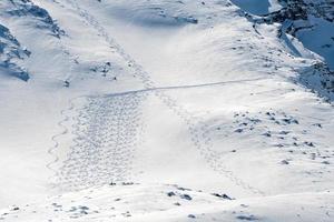 detalhes de neve de trilhas de esqui no interior foto