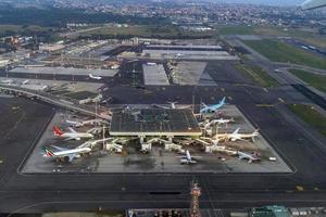 fiumicino, itália - 16 de junho de 2019 - vista aérea do aeroporto internacional de roma foto