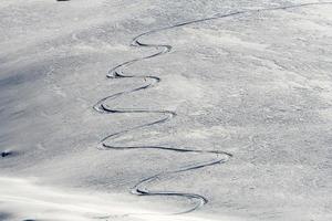 detalhes de neve de trilhas de esqui no interior foto