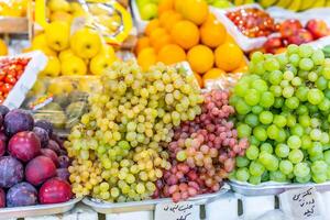 frutas no marco do mercado foto