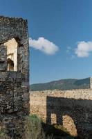 as ruínas da cidade grega abandonada de levissi perto da aldeia de kayakoy em fethiye turquia, tendo como pano de fundo as nuvens cúmulos, a tragédia das guerras. local da antiga cidade de karmilissos foto