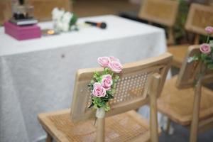 arranjo de mesa e cadeiras para cerimônia de casamento muçulmano foto