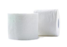 dois rolos de papel de seda branco ou guardanapo para uso no banheiro ou banheiro isolado no fundo branco com traçado de recorte. foto