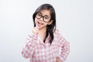 menina ásia escovando os dentes alegremente fundo branco foto