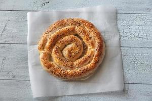 torta filo espiral com queijo feta foto