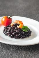 arroz negro com camarão foto