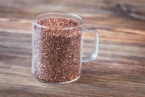 caneca de vidro de quinoa vermelha foto