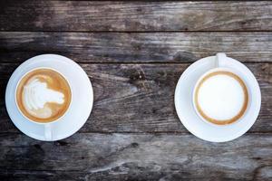 xícara de café de gêmeo em madeira.