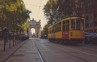 arco della pace and tram , milano , itália , 2022 domingo em novembro foto