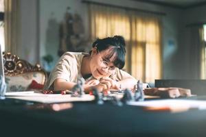 jovem adulta asiática desfrutando de RPG de mesa e jogos de tabuleiro foto