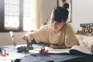 jovem adulta asiática desfrutando de RPG, narrativa de mesa e jogo de tabuleiro com miniaturas foto