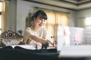 jovem adulta asiática desfrutando de RPG, narrativa de mesa e jogo de tabuleiro com miniaturas foto