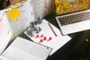 atrás da tela principal do calabouço com dados e miniaturas para jogos de mesa e jogos de tabuleiro foto