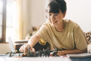 jovem adulta asiática desfrutando de RPG de mesa e jogos de tabuleiro foto