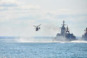 navios de guerra navios de guerra corveta durante exercícios navais e manobras de helicóptero sobre o mar, navios de guerra foto