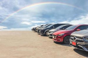 muito carro usado para venda em estoque com céu e nuvens foto