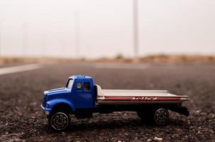 caminhão em miniatura na estrada foto