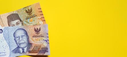 a última edição de notas de rupias indonésias foto