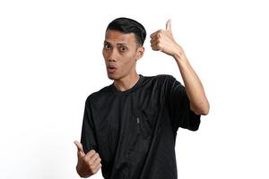 homem asiático vestindo camiseta preta de treinamento, sentindo-se feliz e dando polegares para cima. isolado por fundo branco foto