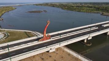 vista aérea da ponte kretek 2, que é a ponte da calçada sul. perto da praia depok, bantul, indonésia. tem um ícone de monumento Keris. foto