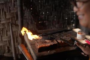 o processo de fazer keris é feito manualmente e tradicionalmente foto