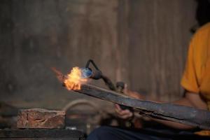 o processo de fazer keris é feito manualmente e tradicionalmente foto