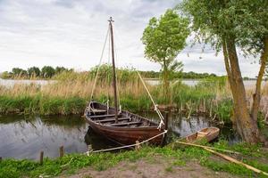 o navio longo é para os vikings. barco drakkar. navio de transporte viking. reconstrução histórica. foto