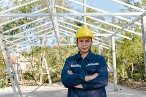 engenheiro verificando o trabalho no edifício de construção foto