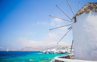 vista famosa dos moinhos de vento gregos tradicionais na ilha de mykonos ao nascer do sol, cyclades, grécia foto