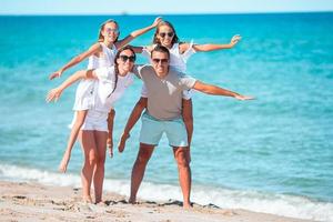 jovem família de férias se diverte muito foto