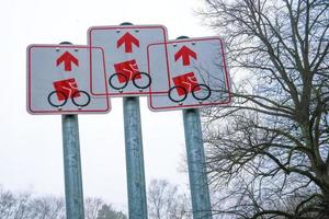 vários sinais alemães para ciclistas ao mesmo tempo foto