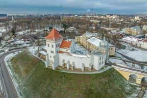 passeio panorâmico aéreo com vista para a cidade velha e edifícios históricos do castelo medieval perto do rio largo foto