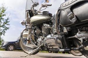 motocicleta clássica no estacionamento em um dia ensolarado, vista lateral por trás foto