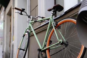 uma bicicleta da cidade estacionada contra a parede de um café na cidade, pedalando para o trabalho, uma bicicleta estilosa em um ambiente urbano foto