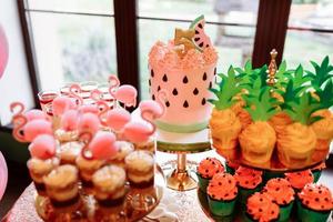 restauração exótica de aniversário, mesa com sobremesas modernas, cupcakes, doces com flamingo. barra de chocolate deliciosa na festa de aniversário cara. espaço para texto. chá de bebê. celebração do feriado