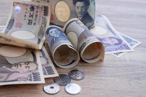 notas de ienes japoneses e moedas de ienes japoneses para o fundo do conceito de dinheiro foto