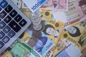troca de dinheiro em moeda won sul-coreana. conceito de câmbio de moeda de negócios de finanças. foto