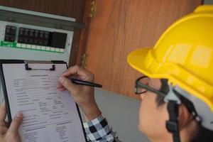 os inspetores estão inspecionando o gabinete de iluminação doméstica. foto