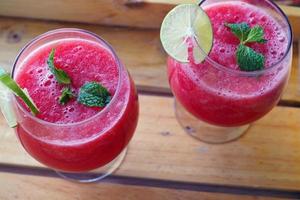 smoothie de melancia frio e fresco. bebida para o verão e boa saúde. foto