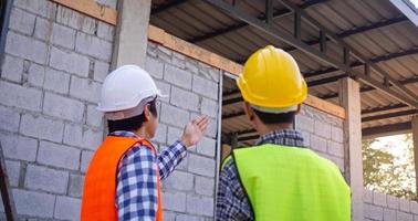 equipe de engenheiros ou inspetores inspeciona a integridade estrutural e a construção da casa antes de apresentar ao cliente. verifique o conceito de construção foto