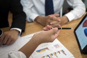 empresários juntos debatem ideias para calcular dados estatísticos de orçamentos de investimento, fazendo novos projetos. foto