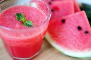 smoothie de melancia frio e fresco foto
