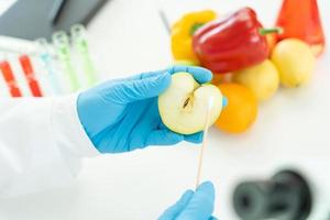 cientista verifica resíduos de alimentos químicos em laboratório. especialistas em controle inspecionam a qualidade de frutas, vegetais. laboratório, perigos, rohs, encontrar substâncias proibidas, contaminar, microscópio, microbiologista foto