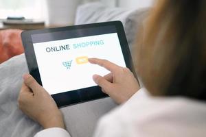 as mulheres entregam em sites de compras on-line em smartphones como tablet. foto