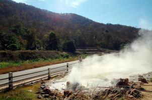 água quente na estrada foto