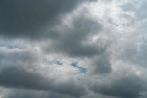 nuvens de chuva de tempestade cinzenta ou nimbus no céu foto