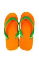 sandálias flip flops cor verde laranja isolado no fundo branco foto