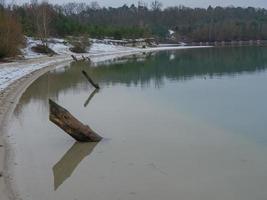 tempo de inverno em um lago na alemanha foto